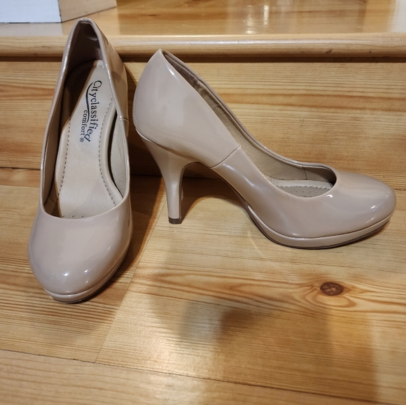 City Classified Women's Comfort Classic Pumps - Picture 6 of 13